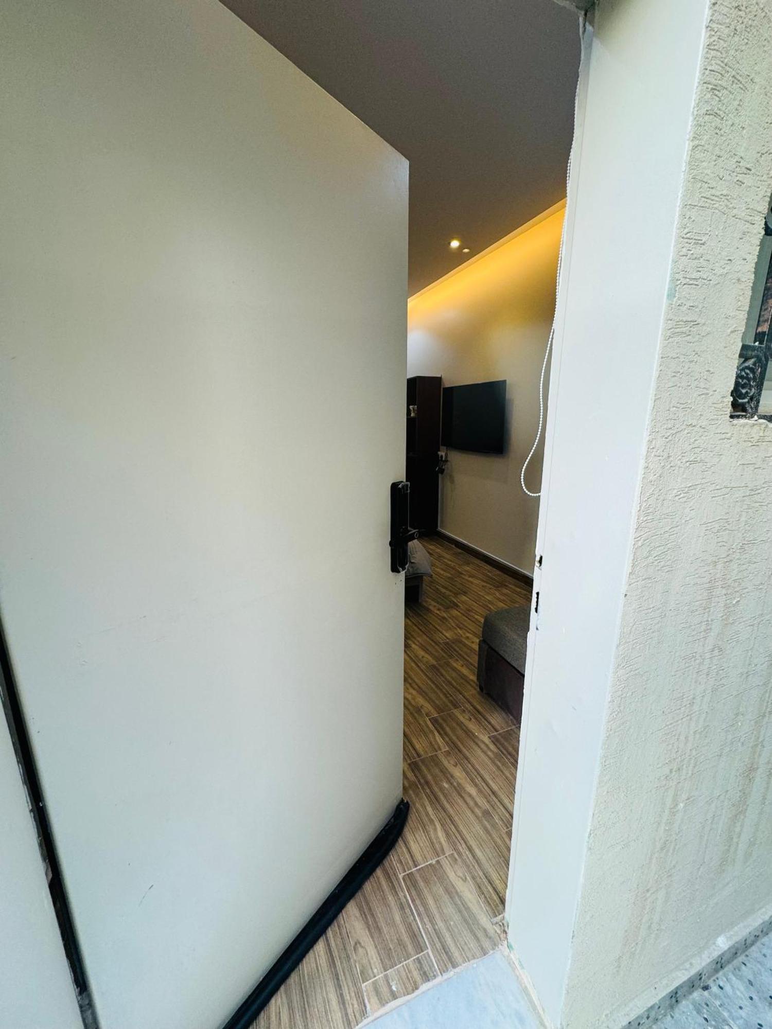 With Self Check In- Perfect Location Apartment *